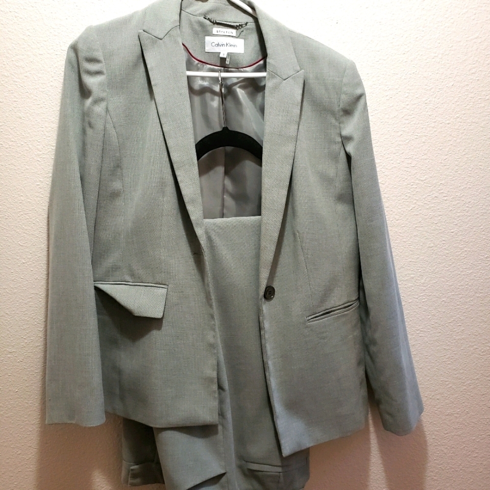 Calvin Klein 2 piece suit. Size 8
